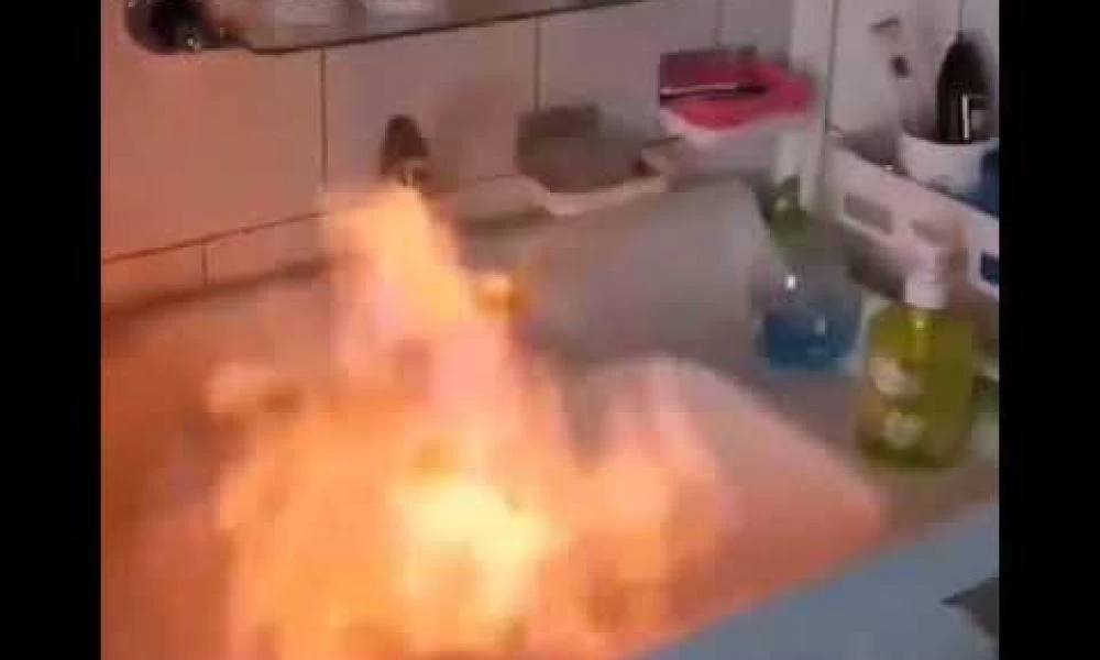 Εντυπωσιακό! Νερό πιάνει φωτιά και γίνεται viral (ΒΙΝΤΕΟ)